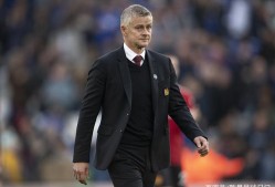 关于集结日巴塞罗那调整名单以备英超；临场应变环节打磨；质疑声仍在；心理建设被强调的信息